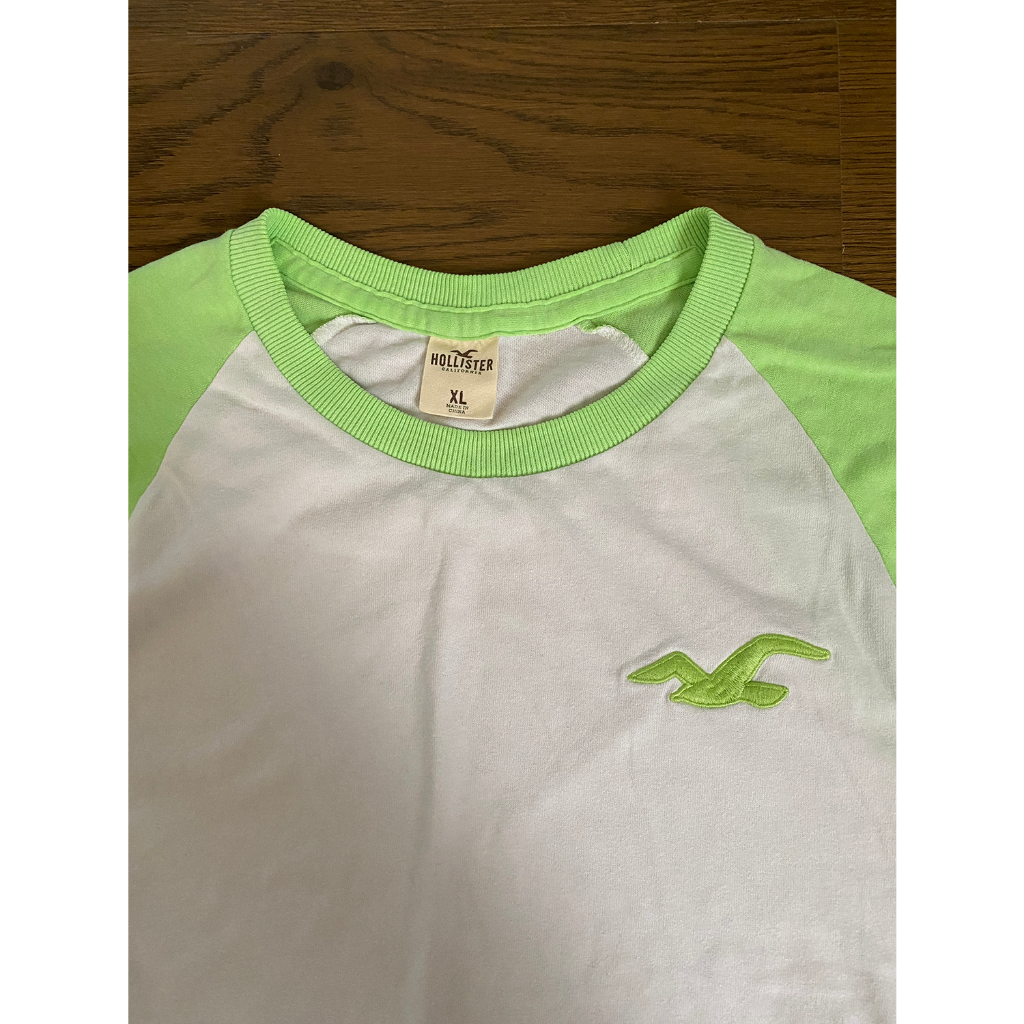 Áo thun nam chính hãng Hollister, Size XL Châu Á (M quốc tế) màu trắng phối tay áo xanh neon thời trang, like new 95%
