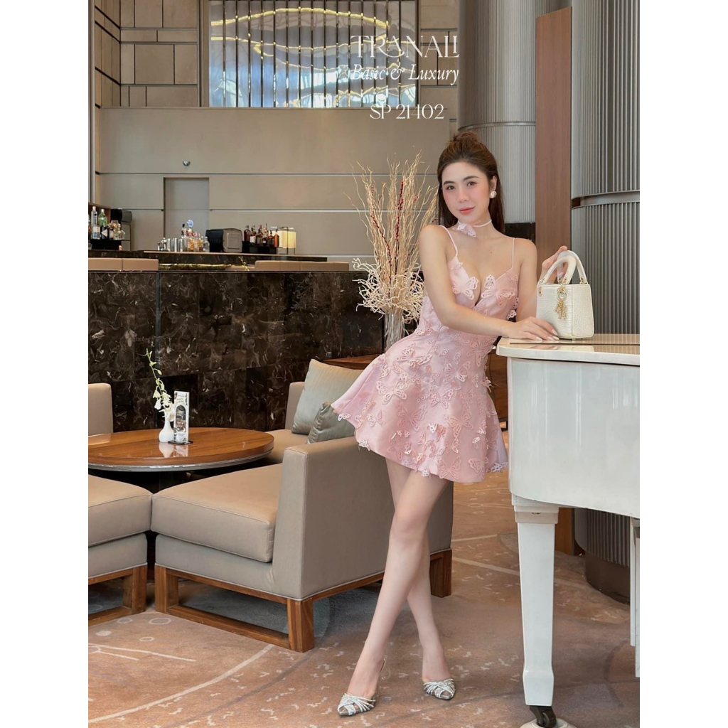 Đầm xoè 2 dây. Có 2 màu. KÈm hình chụp thật 100%. Size dưới 54kg vừa. ĐƠn giản mà đẹp nha mấy chế ơiiiiiiiii