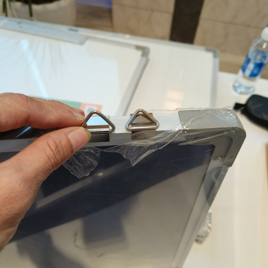 Bảng từ trắng viết bút lông Deli 60 x 80cm tặng kèm bút, lau bảng