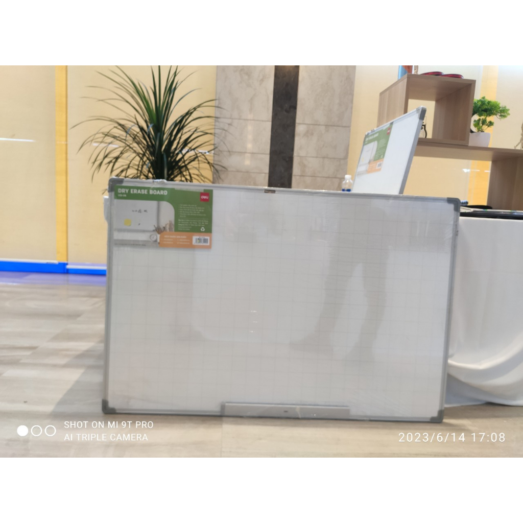 Bảng từ trắng viết bút lông Deli 60 x 80cm tặng kèm bút, lau bảng
