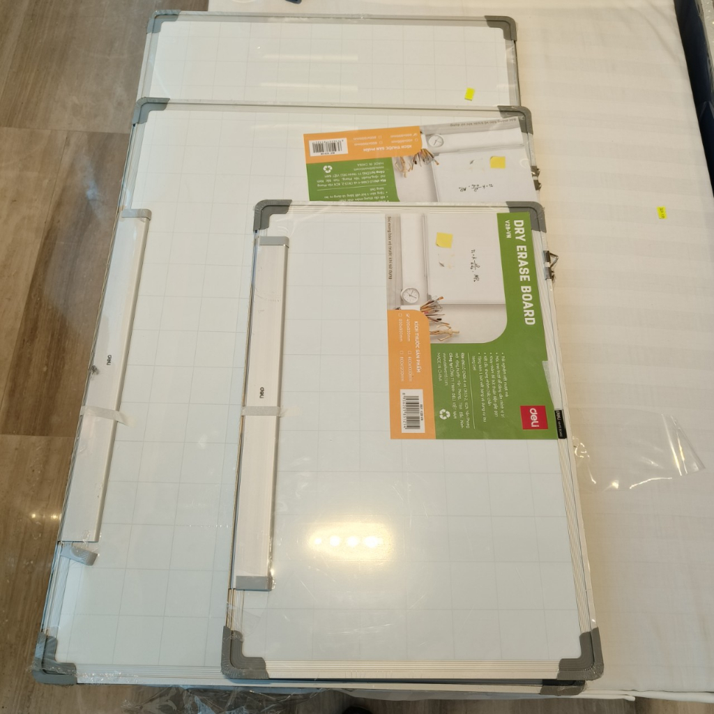 Bảng từ trắng viết bút lông Deli 60 x 80cm tặng kèm bút, lau bảng