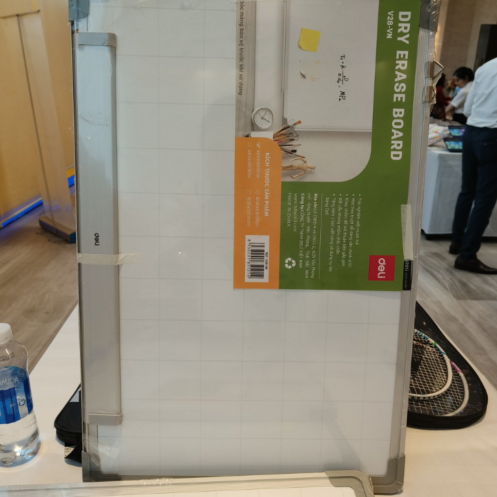 Bảng từ trắng viết bút lông Deli 60 x 80cm tặng kèm bút, lau bảng