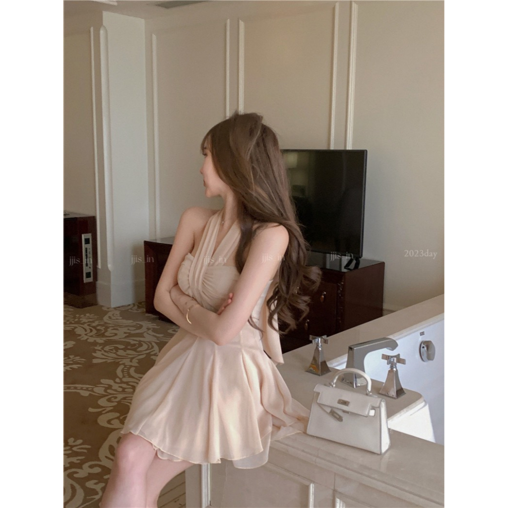 Đầm Hai Dây Cổ Yếm Dáng Xoè Hở Vai Nhấn Eo Ôm Sát Quyến Rũ Cho Nữ | BigBuy360 - bigbuy360.vn