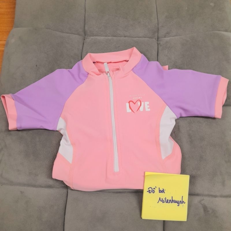 Đồ bơi kiểu váy cho bé gái YY2225 in chữ Love, phong cách thể thao, bên trong có lót đùi liền váy