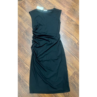 Đầm đen Reversed size L (ko kèm thắt lưng)