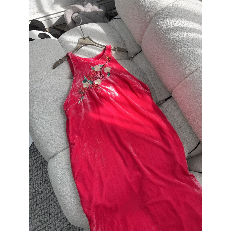 Váy nhung thêu