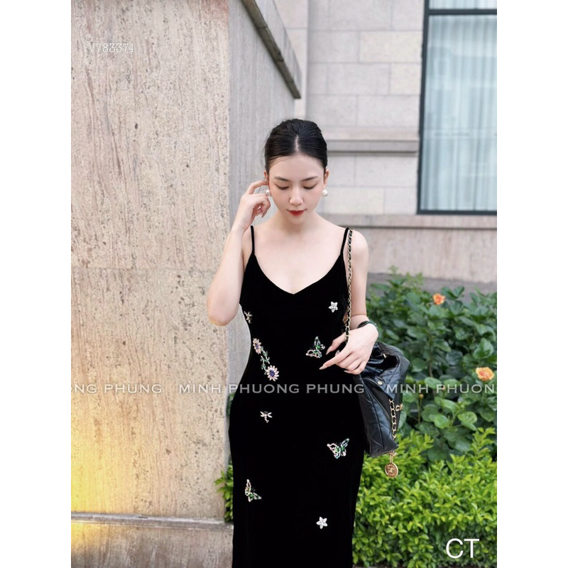 Váy nhung the 2 dây cổ V thêu hoa