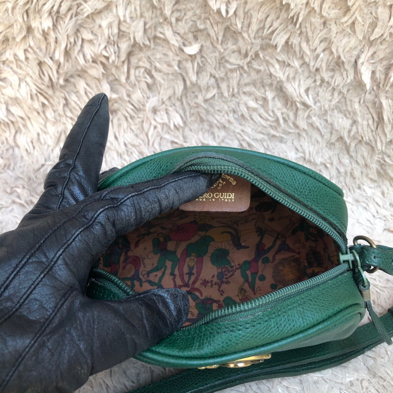 Túi chuẩn si. Túi qua sử dụng. Khách vui lòng xem hình nếu muốn biết thêm thông tin sản phẩm mời khách vô chat . Thanks.