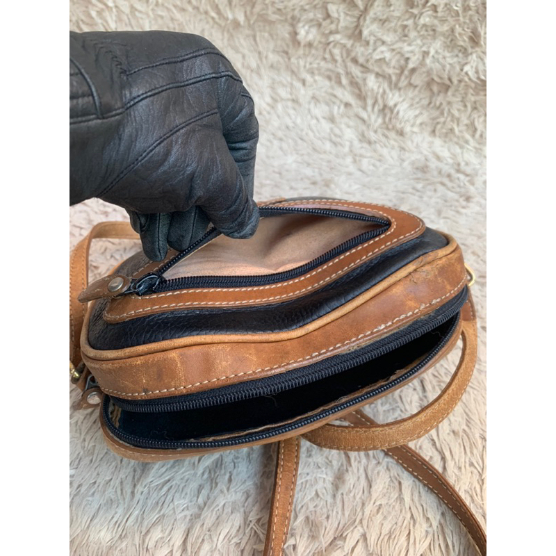 Túi chuẩn si. Túi qua sử dụng có lỗi báo trên hình. Khách vui lòng xem hình và video. Mời khách vô chat để biết thêm nhé