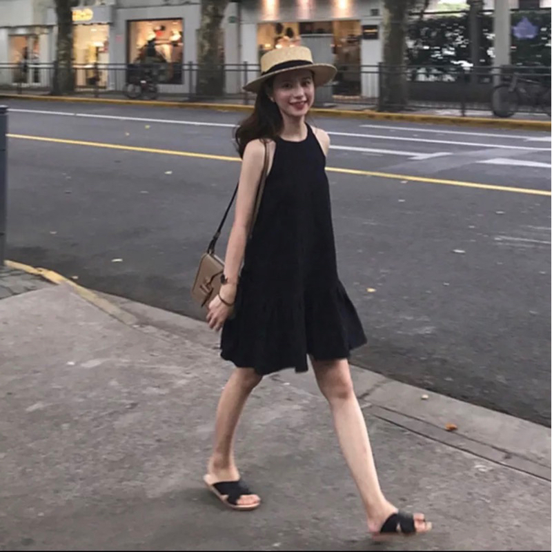 Đầm đen cổ yếm