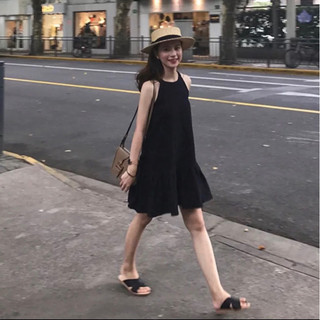 Đầm đen cổ yếm