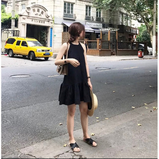 Đầm đen cổ yếm