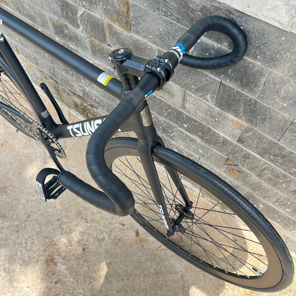 Xe đạp fixed gear TSUNAMI SNM100 cơ bản - Đen chữ trắng