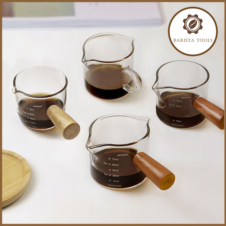Cốc đong cà phê thủy tinh cán gỗ 3C ROASTERY