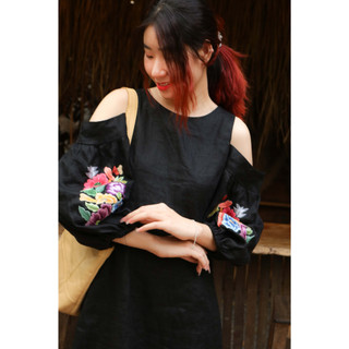 MaxMessi - Đầm suông nữ Linen Tưng Premium tay dài phồng hở vai thêu hoa thủ công trang trí 2 tay