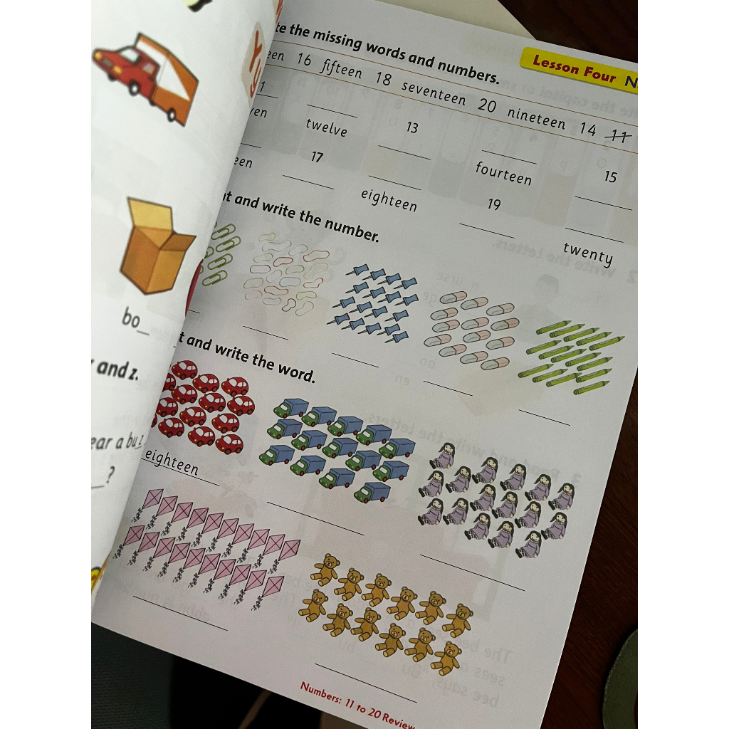 BỘ 2 CUỐN FAMILY AND FRIENDS LỚP 2. TẶNG KÈM BÌA BAO KIẾNG