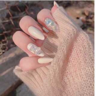 Nail box Trắng Kem chram Gấu