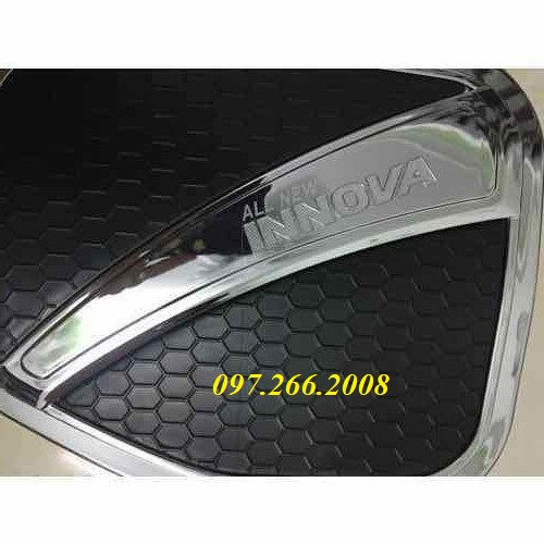 Ốp nắp bình xăng xe Innova 2017- 2022, 2023 NHỰA ĐEN 2 MÀU