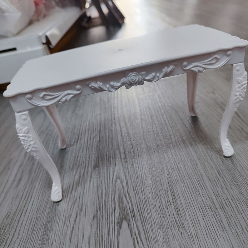 bàn rời màu trắng dài 20cm cao 13cm ngang 10cm để làm bàn ăn , bàn làm việc