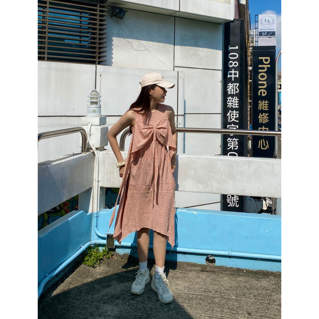 Đầm midi không tay tà rã cách điệu phần ngực 2 lớp thời trang GAGO hoạ tiết caro hồng sữa GG4390