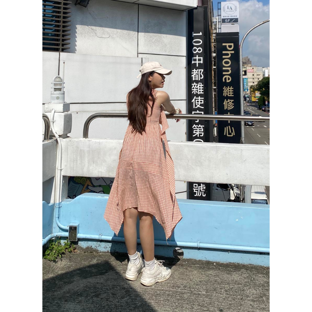 Đầm midi không tay tà rã cách điệu phần ngực 2 lớp thời trang GAGO hoạ tiết caro hồng sữa GG4390