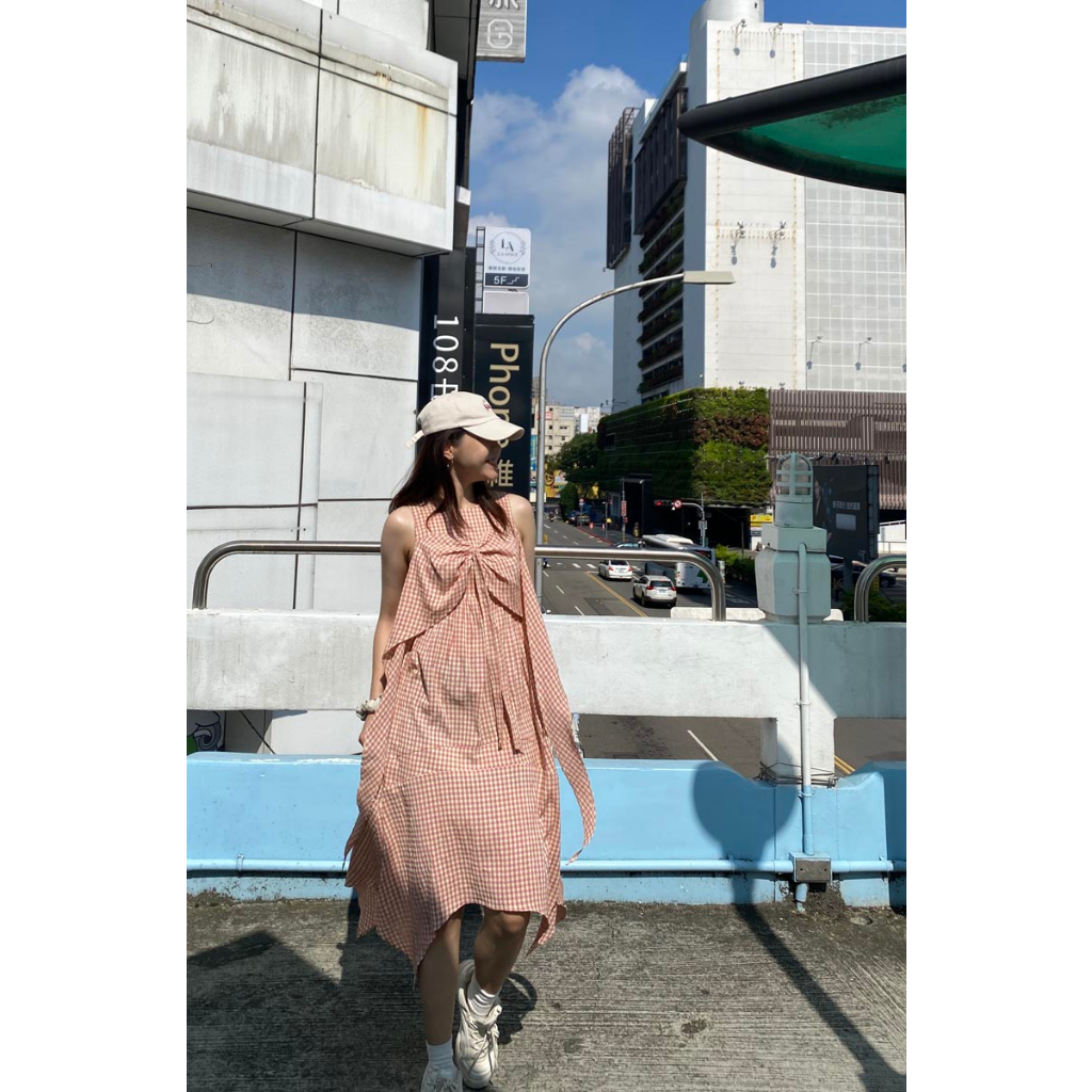 Đầm midi không tay tà rã cách điệu phần ngực 2 lớp thời trang GAGO hoạ tiết caro hồng sữa GG4390