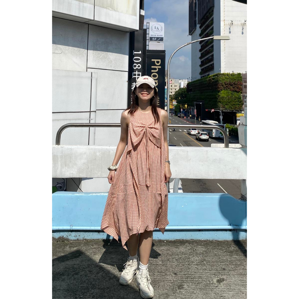 Đầm midi không tay tà rã cách điệu phần ngực 2 lớp thời trang GAGO hoạ tiết caro hồng sữa GG4390