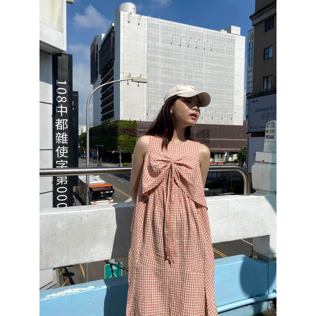 Đầm midi không tay tà rã cách điệu phần ngực 2 lớp thời trang GAGO hoạ tiết caro hồng sữa GG4390