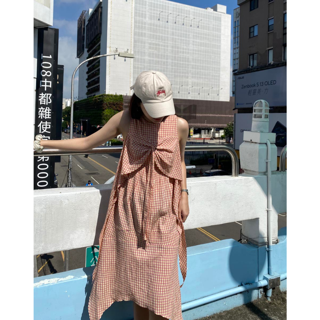 Đầm midi không tay tà rã cách điệu phần ngực 2 lớp thời trang GAGO hoạ tiết caro hồng sữa GG4390