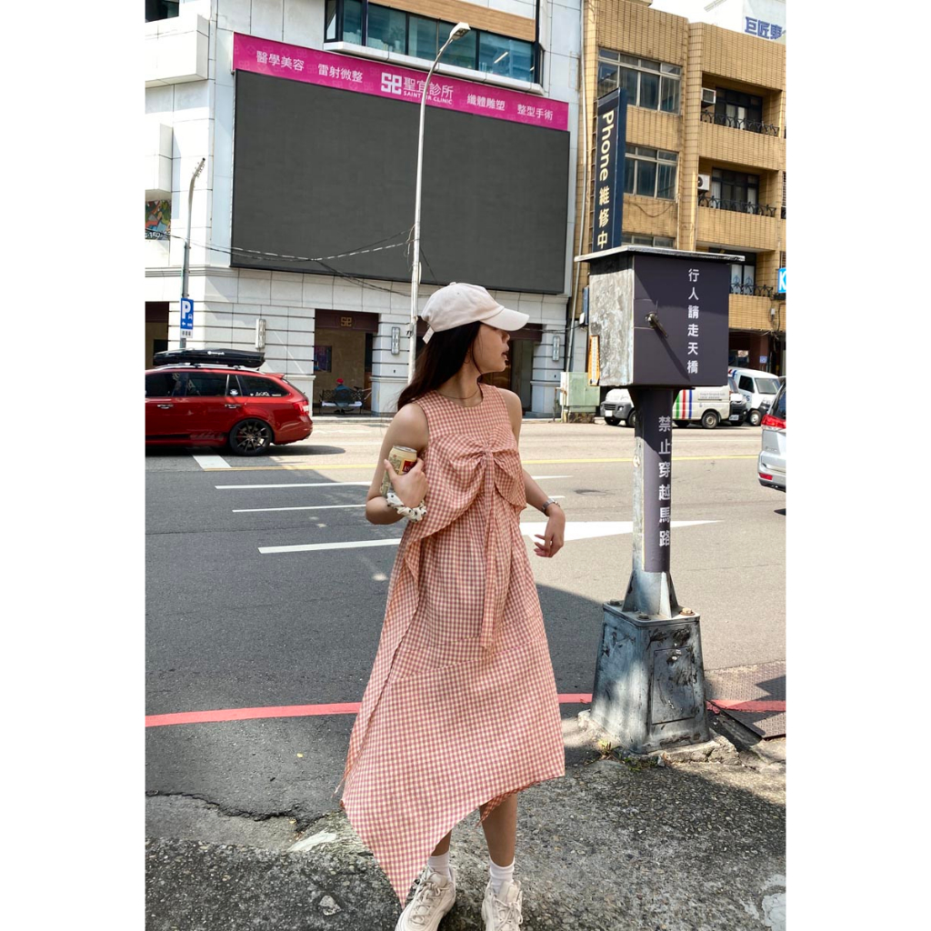 Đầm midi không tay tà rã cách điệu phần ngực 2 lớp thời trang GAGO hoạ tiết caro hồng sữa GG4390