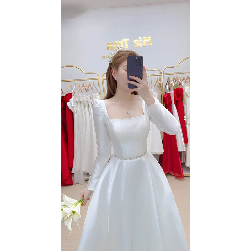 Thắt lưng đá sang trọng phối váy.