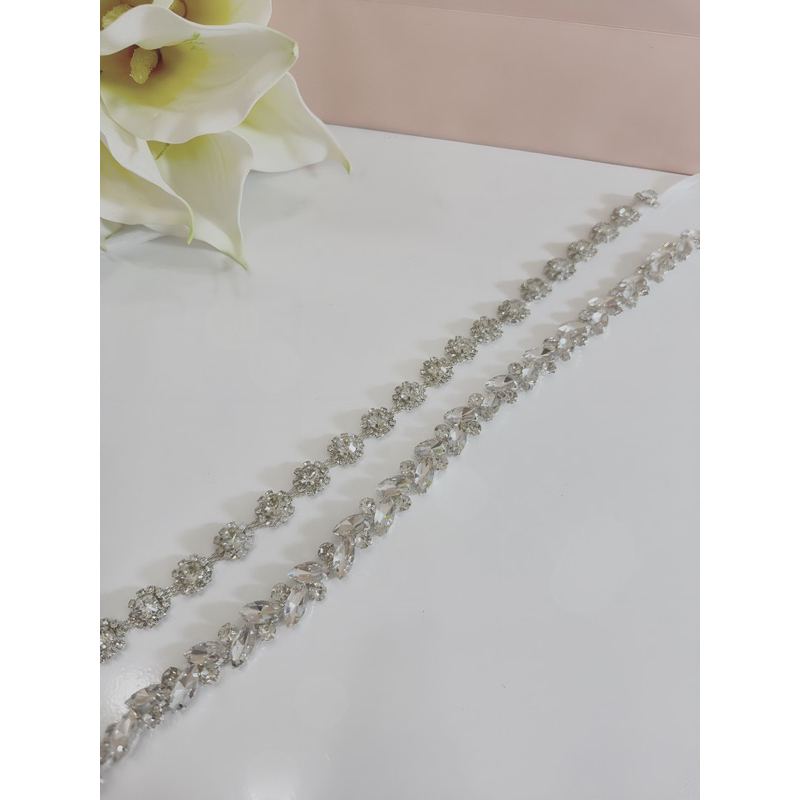 Thắt lưng đá sang trọng phối váy.