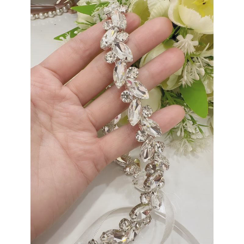 Thắt lưng đá sang trọng phối váy.