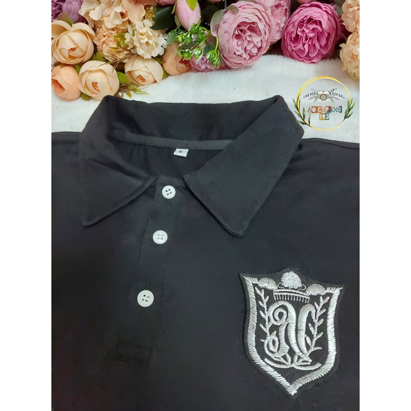 Đầm cổ vest khoét lưng  6 nút đính logo + Áo thun nam logo phối hợp