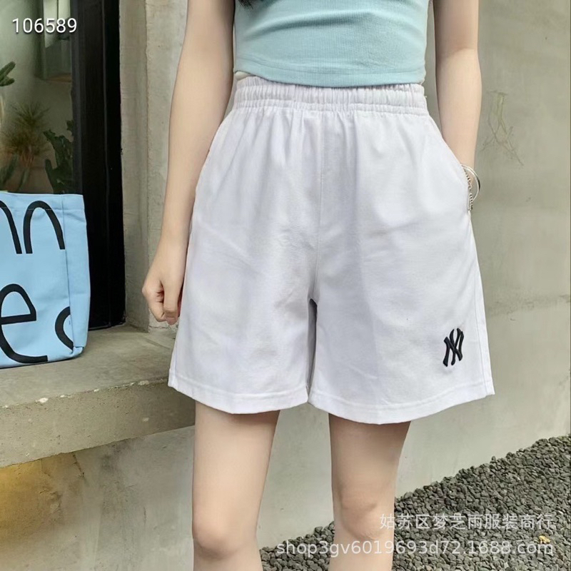 Quần đùi chun lưng cao chất liệu kaki hàn mềm mịn thoáng mát.