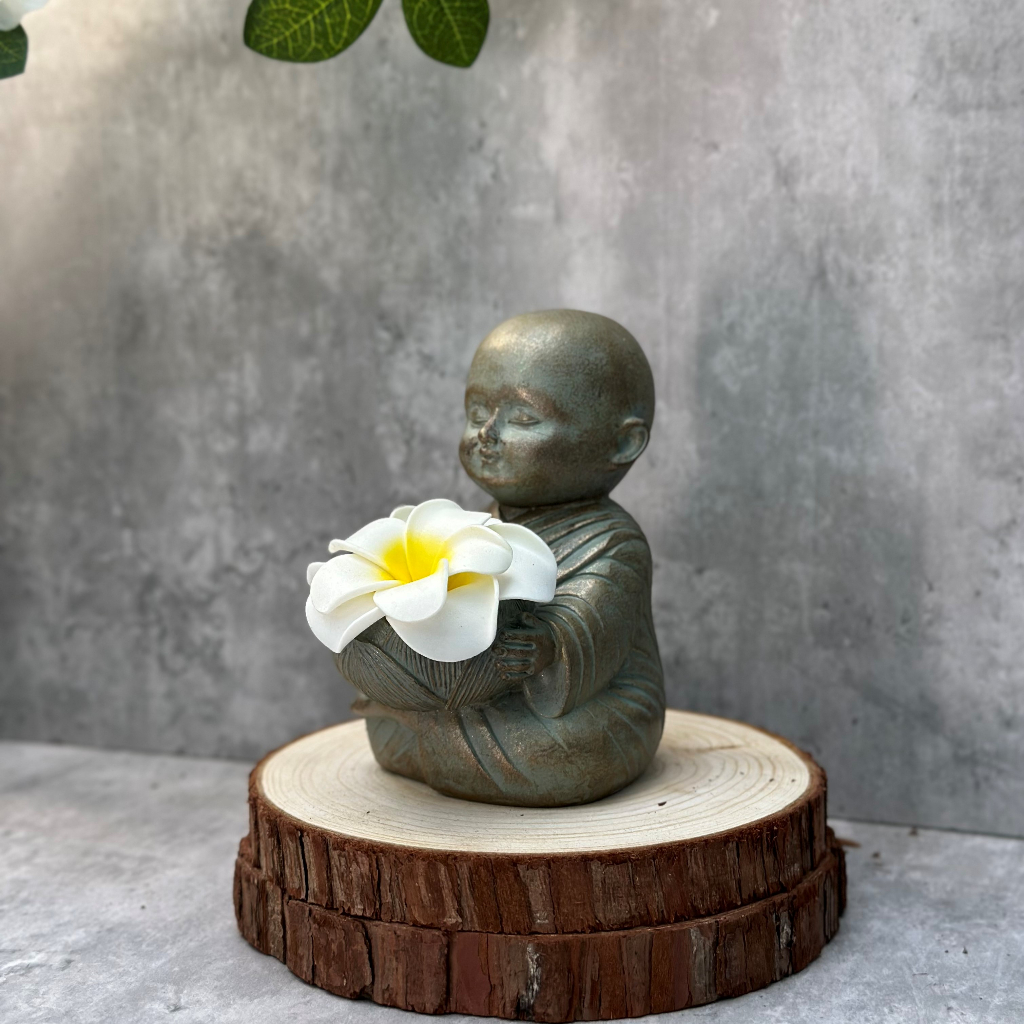 Tượng chú tiểu bê nến trang trí nhà cửa, decor cùng tượng phật ( không kèm nến )