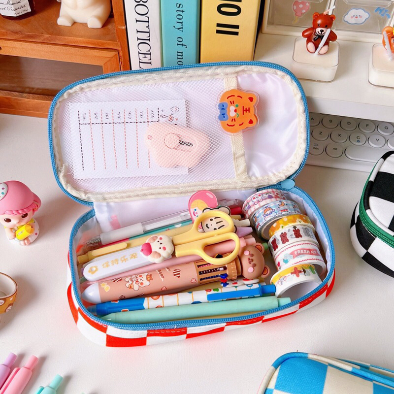 ( TẶNG BÚT ) Túi đựng bút caro hoạt hình có quai xách 4 gam màu cute