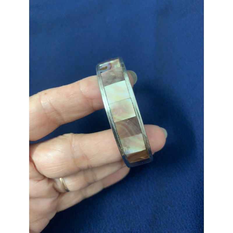 Vòng đeo tay bằng vỏ bào ngư. Mời khách xem hình và video nếu muốn biết thêm thông tin sản phẩm mời khách vô chat.Thanks