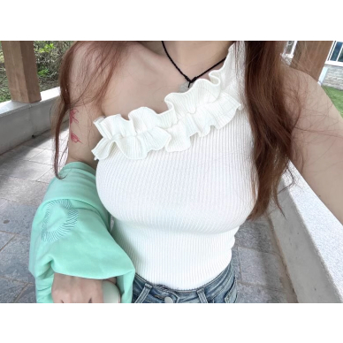 Áo thun trắng lệch vai DA607