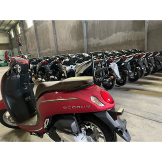 Cảng sau Scoopy mẫu Vespa có tựa lưng, tay xách scoopy màu đen nhám sơn tĩnh điện