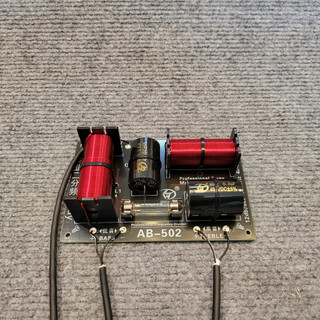 Mạch phân tần loa 2 đường tiếng ab-502. có dây sẵn, cổng đi dây gồm 1 đường input, 1 bass, 1 treble.