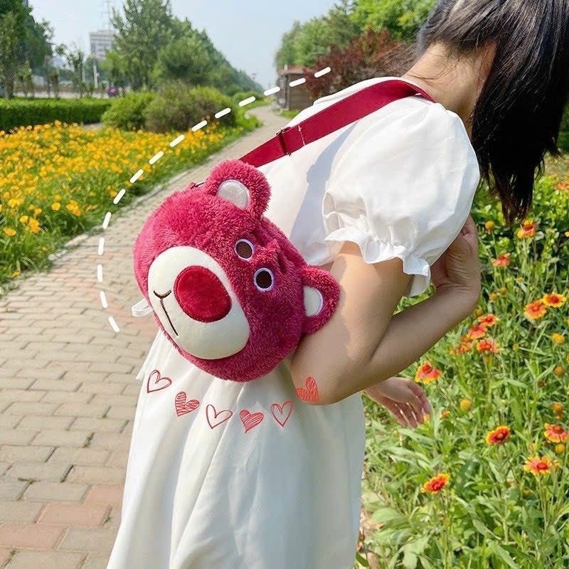 Túi đeo vai gấu hồng lotso tai dâu size 30cm siêu dễ thương, siêu cute lông mềm mịn