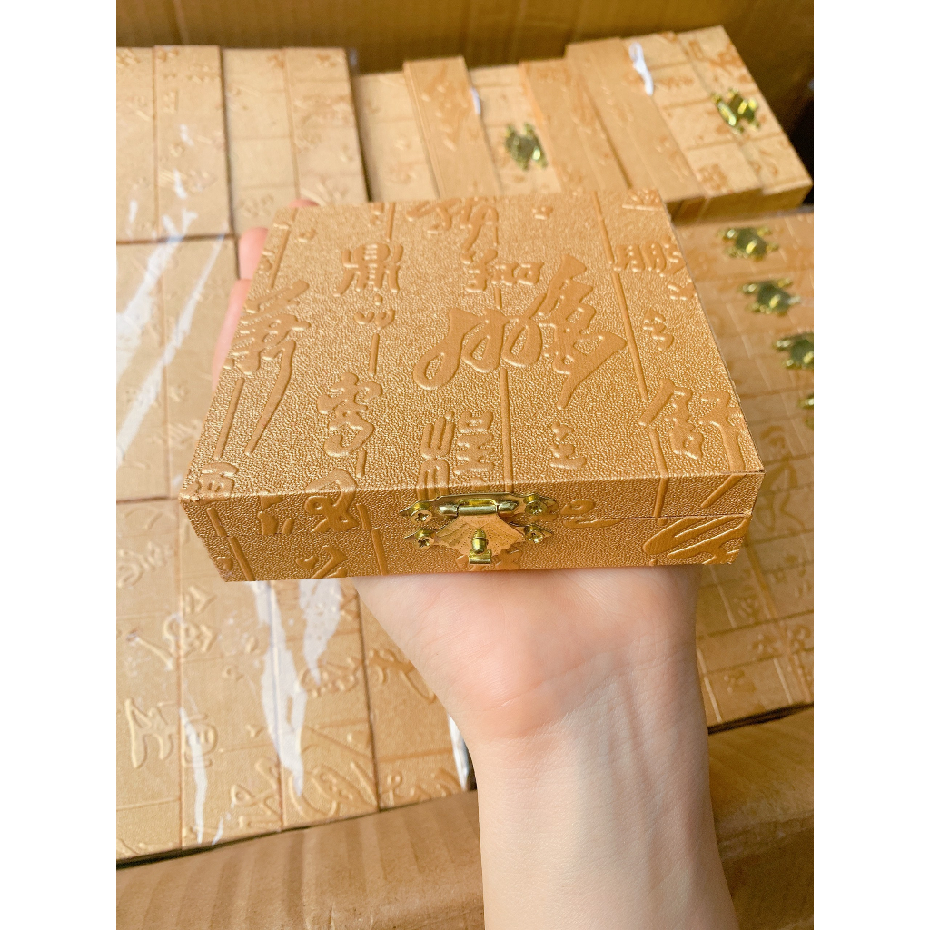 Hộp gỗ vàng cao cấp đựng vòng tay, nhẫn, vật phẩm phong thủy sang trọng (KT: 10.5x10.5x 3-cm)
