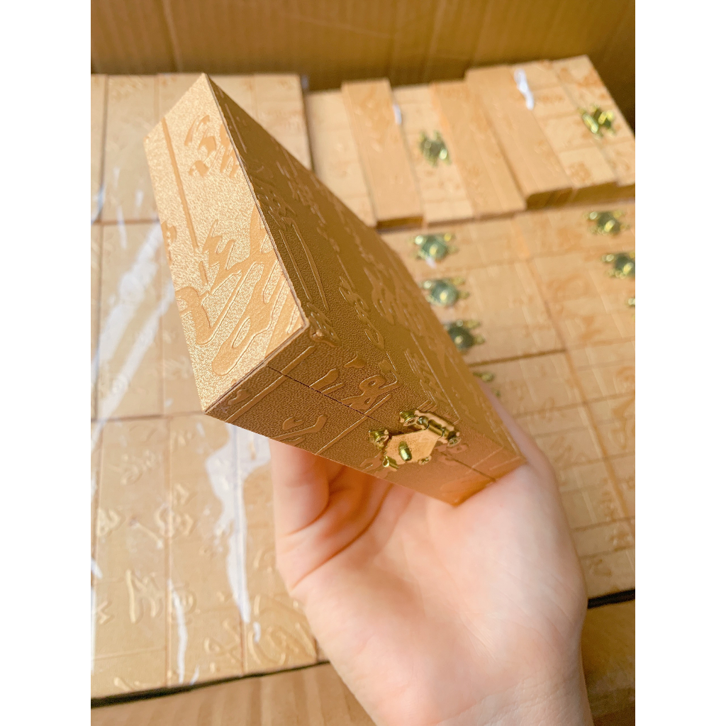 Hộp gỗ vàng cao cấp đựng vòng tay, nhẫn, vật phẩm phong thủy sang trọng (KT: 10.5x10.5x 3-cm)