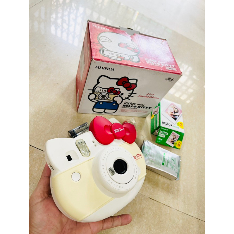 Máy chụp ảnh lấy liền Fujifilm Instax Mini Hello Kitty tặng kèm pin tiểu AA và 1 hộp film 10 tấm date 2024 | BigBuy360 - bigbuy360.vn