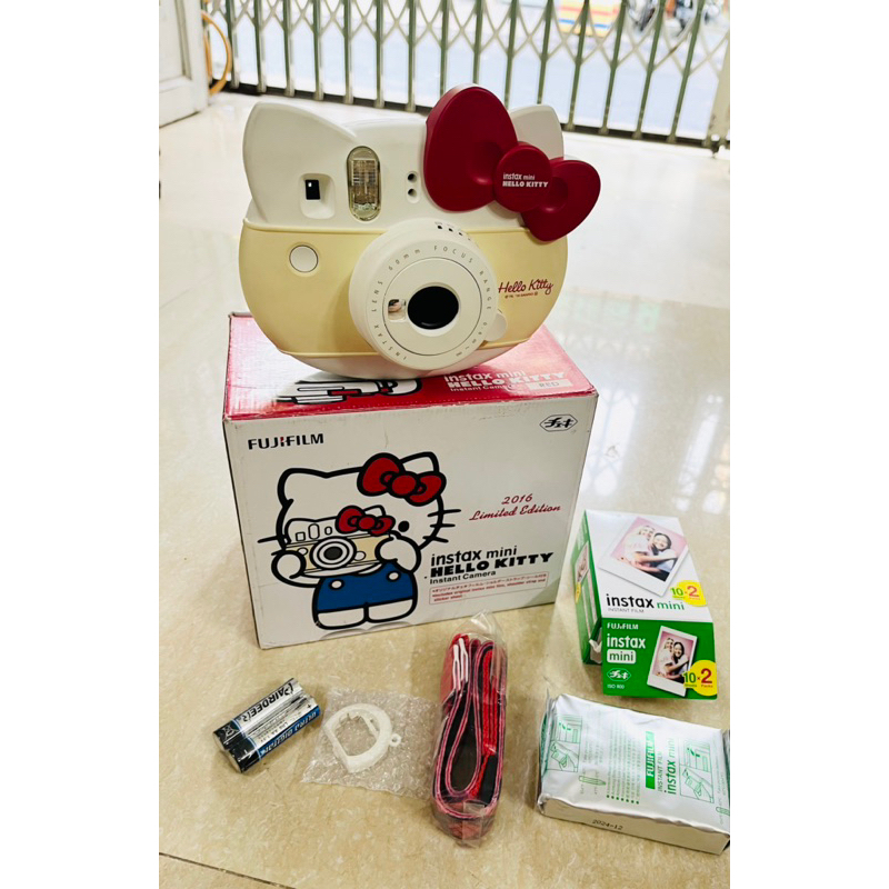 Máy chụp ảnh lấy liền Fujifilm Instax Mini Hello Kitty tặng kèm pin tiểu AA và 1 hộp film 10 tấm date 2024 | BigBuy360 - bigbuy360.vn