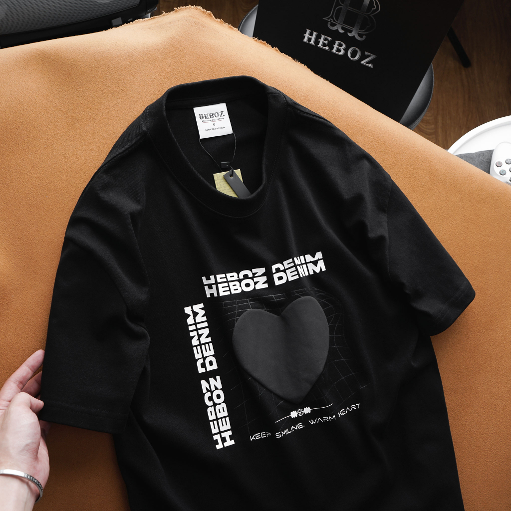 Áo thun nam cổ tròn in hình nổi black heart Heboz form regular fit - 00001633