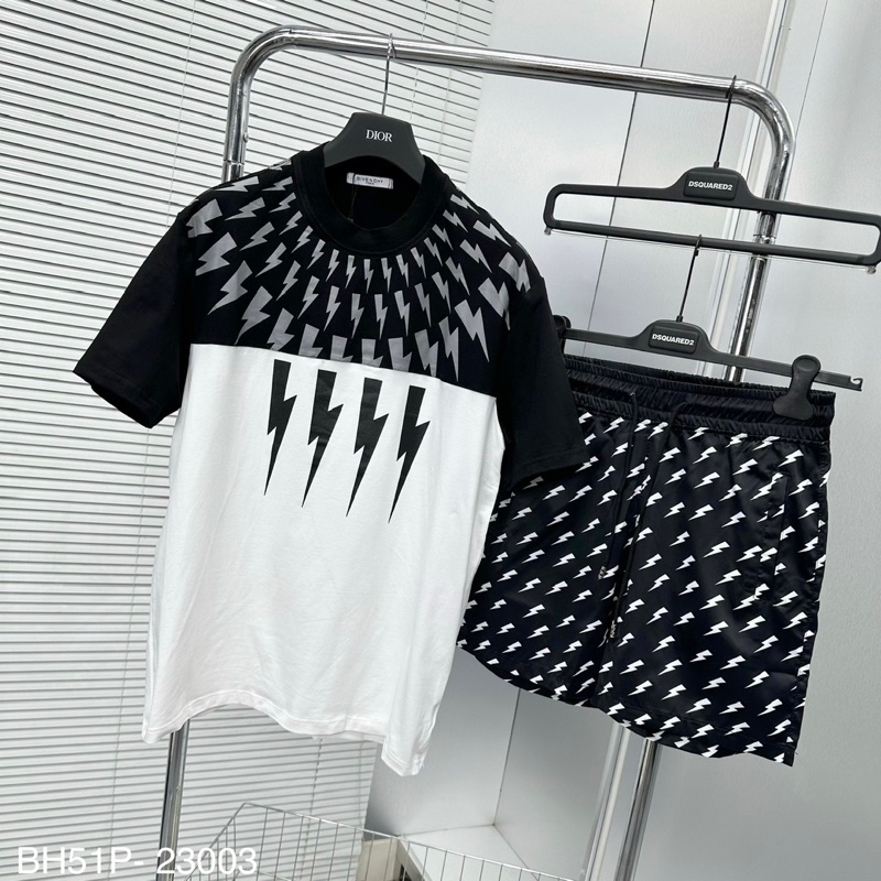 Bộ đồ nam cộc tay mặc hè Neil Barrett in hình tia sét vòng quanh cổ pha màu đen trắng quần gió BH51P