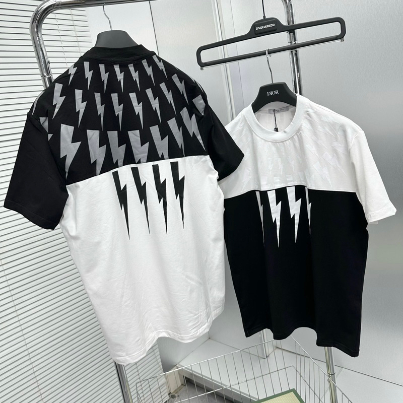 Bộ đồ nam cộc tay mặc hè Neil Barrett in hình tia sét vòng quanh cổ pha màu đen trắng quần gió BH51P