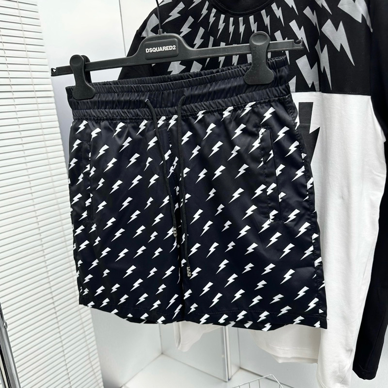 Bộ đồ nam cộc tay mặc hè Neil Barrett in hình tia sét vòng quanh cổ pha màu đen trắng quần gió BH51P